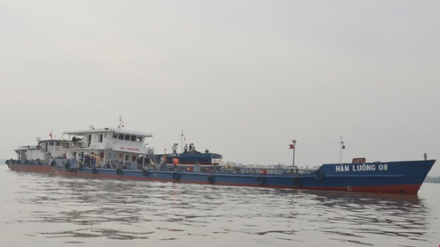 
        Boat collision spills 40,000 liters of petrol into southern Vietnam river
                              