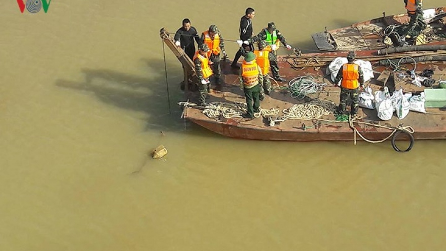 Safe bomb removal from Hanoi's Long Bien Bridge