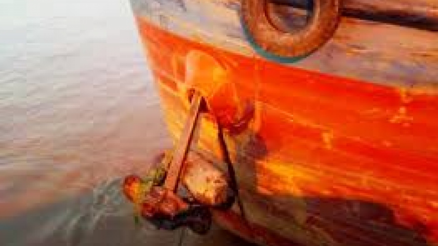 Boat anchor gets caught on 100-kilo Vietnam War bomb