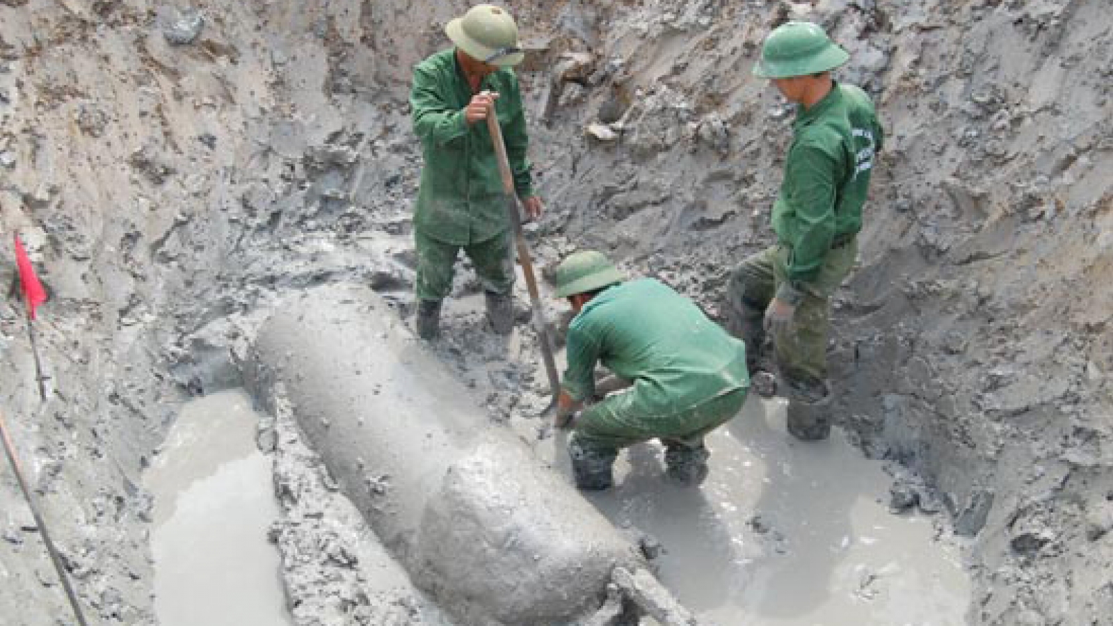 Unexploded bomb unearthed in Quang Tri