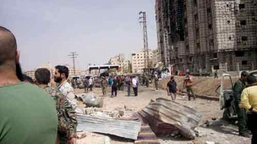 
        Car bomb near Damascus kills at least six: Islamic State
                              
