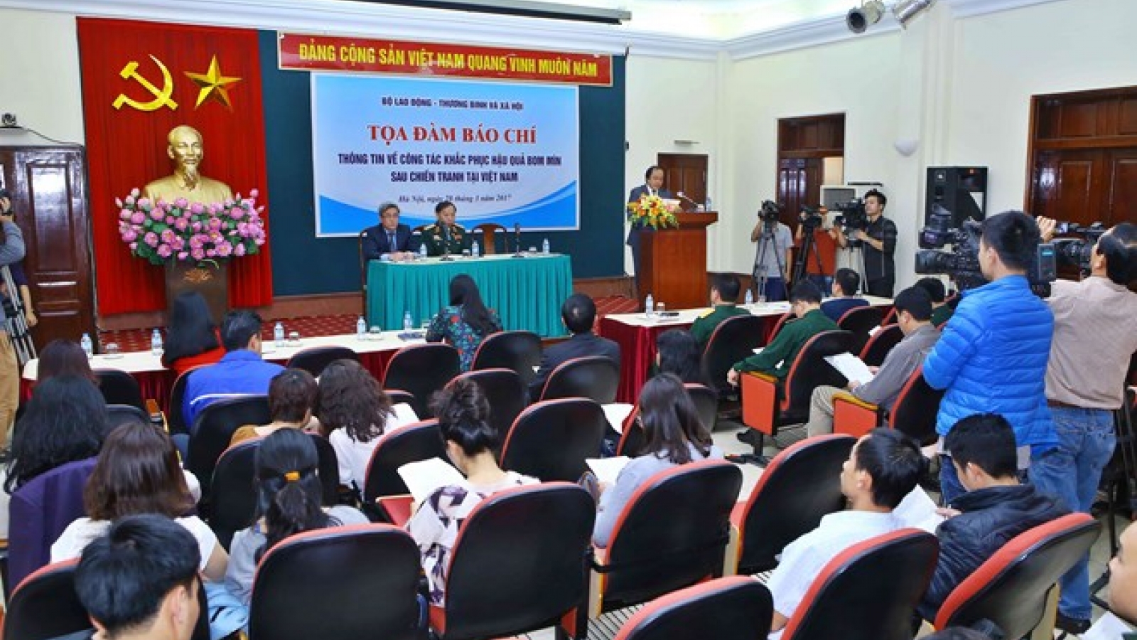 Ministry updates on UXO pollution, settlement in Vietnam