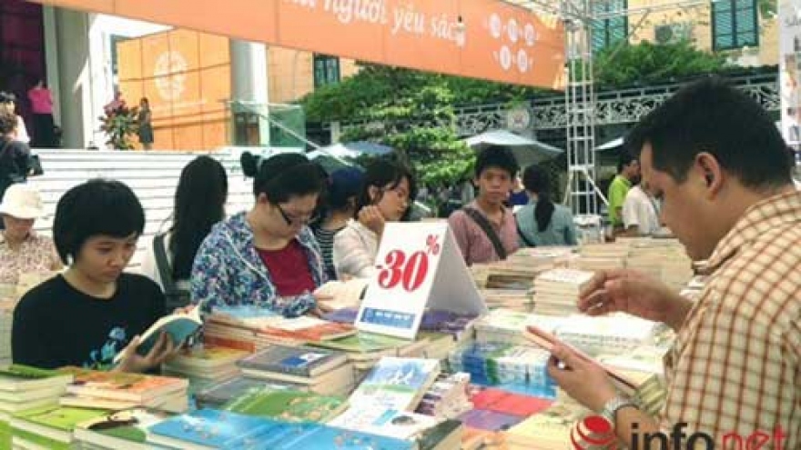 Hanoi vibrant with Autumn book fair 2015