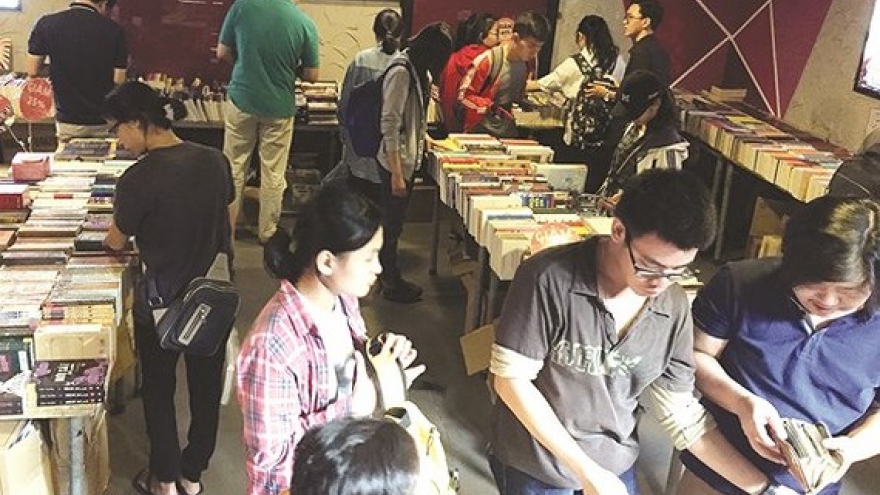 Giant year-end book fairs held in HCMC