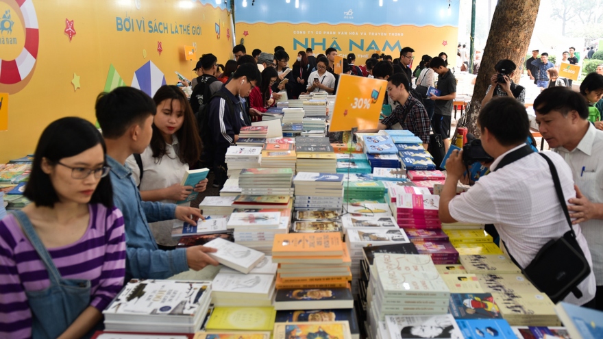 Thousands of readers grab deals at Vietnam Book Day launch