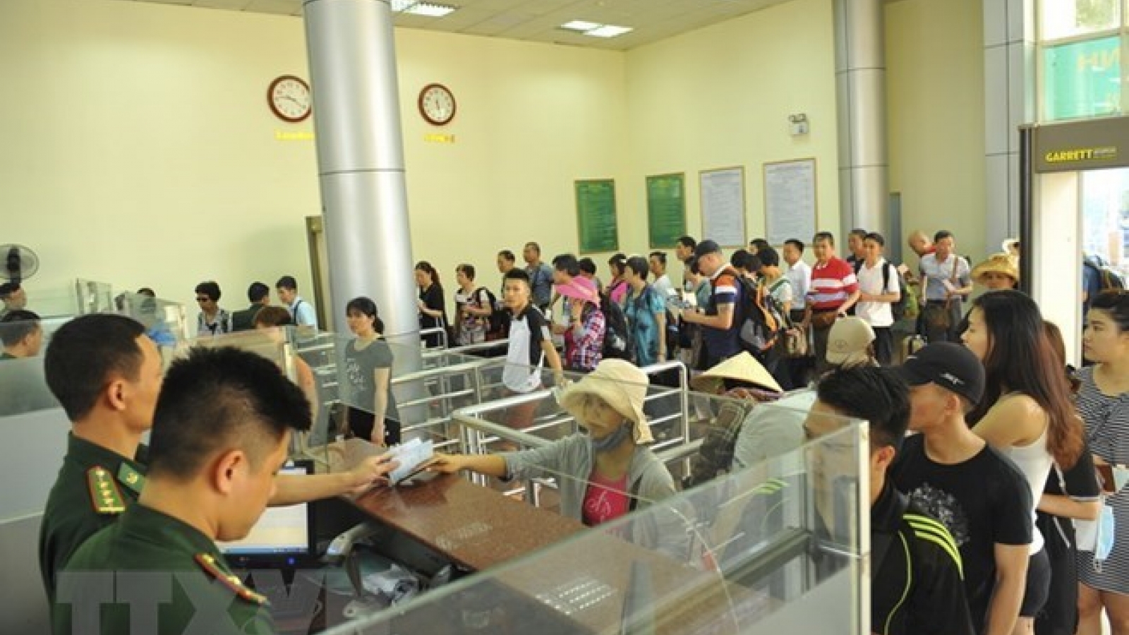 Mong Cai-Dongxing border gate welcomes 10 millionth visitor