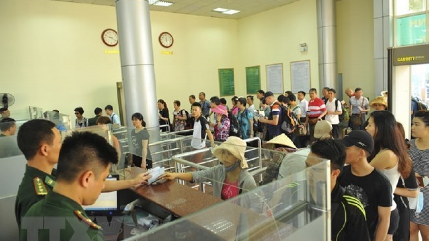 Mong Cai-Dongxing border gate welcomes 10 millionth visitor