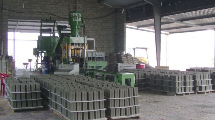 
        HCM City asks gov't for investment incentives for makers of unburned bricks
                              