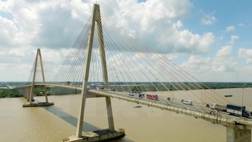 Lao Deputy PM Sonexay Siphadone continues Mekong delta tour