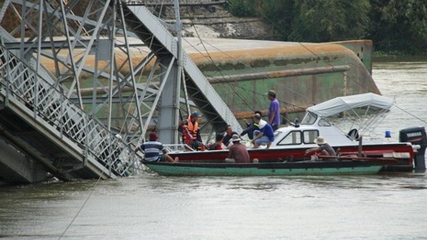 Vietnam police arrest barge operators after bridge collapse