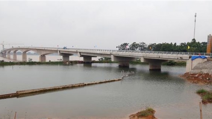Viet Tri- Ba Vi bridge on Red River has last sections joined