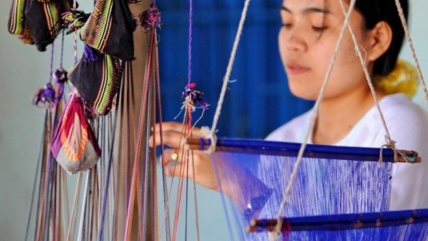 Ninh Thuan artisans restore old patterns on Cham brocade