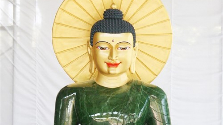 Massive jade Buddha displayed in Quang Binh