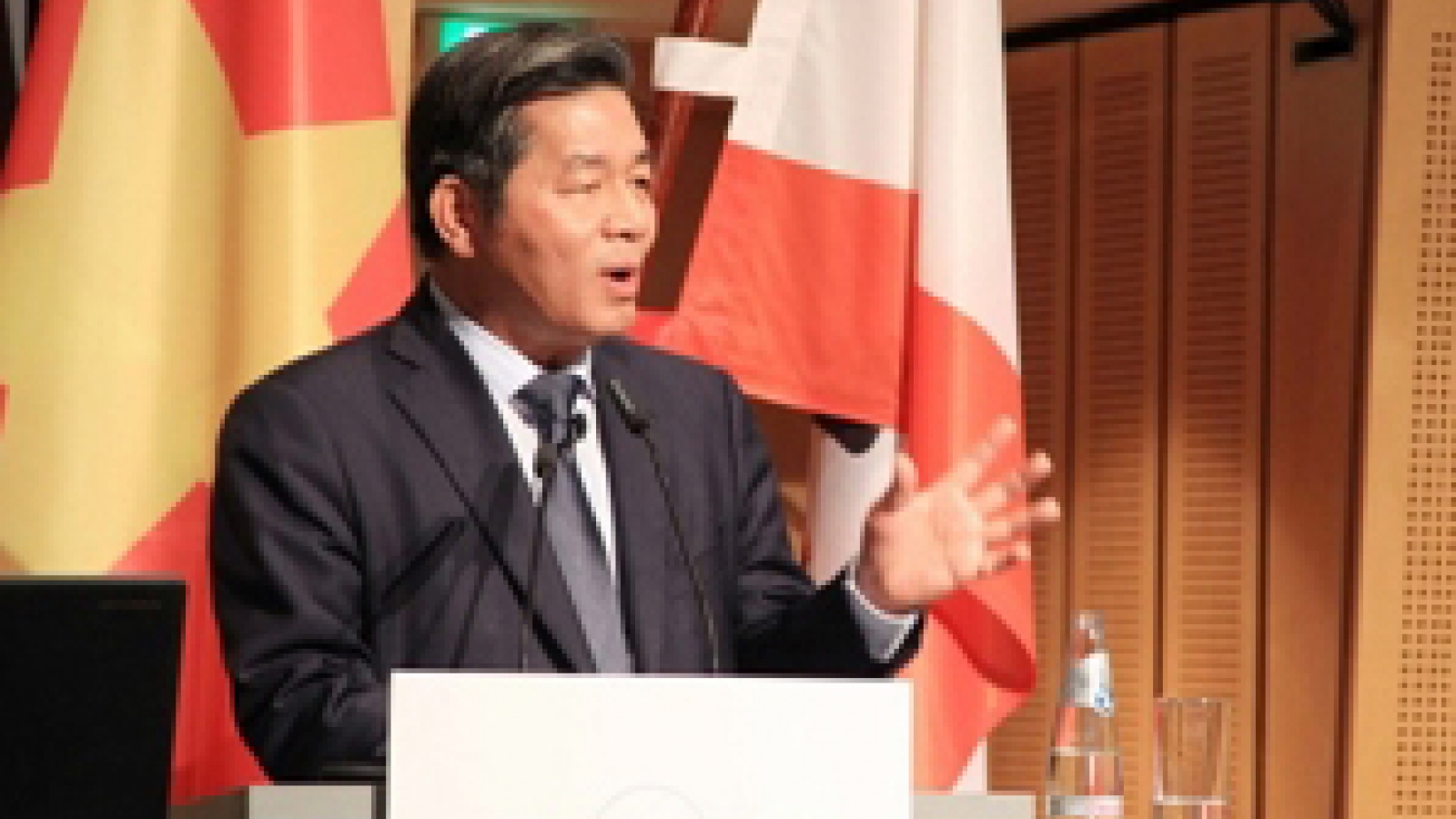 Vietnam courts more Singapore investment