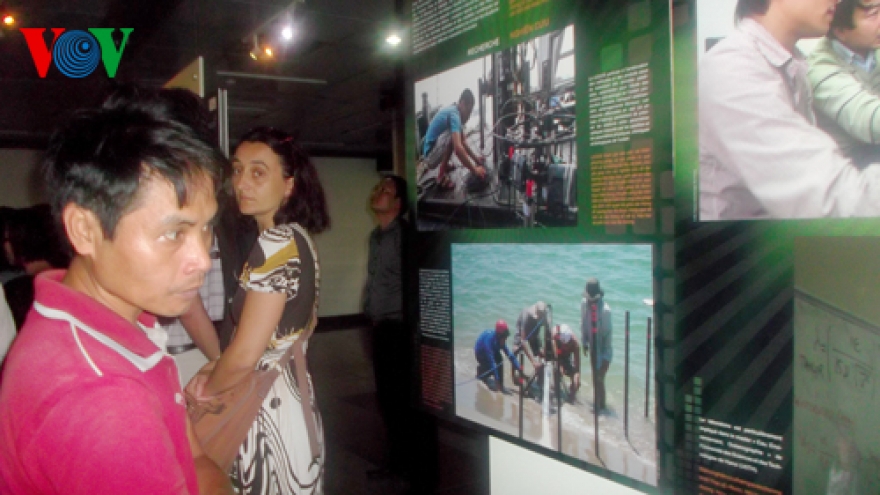 Hanoi photo exhibition celebrates Vietnam-France ties