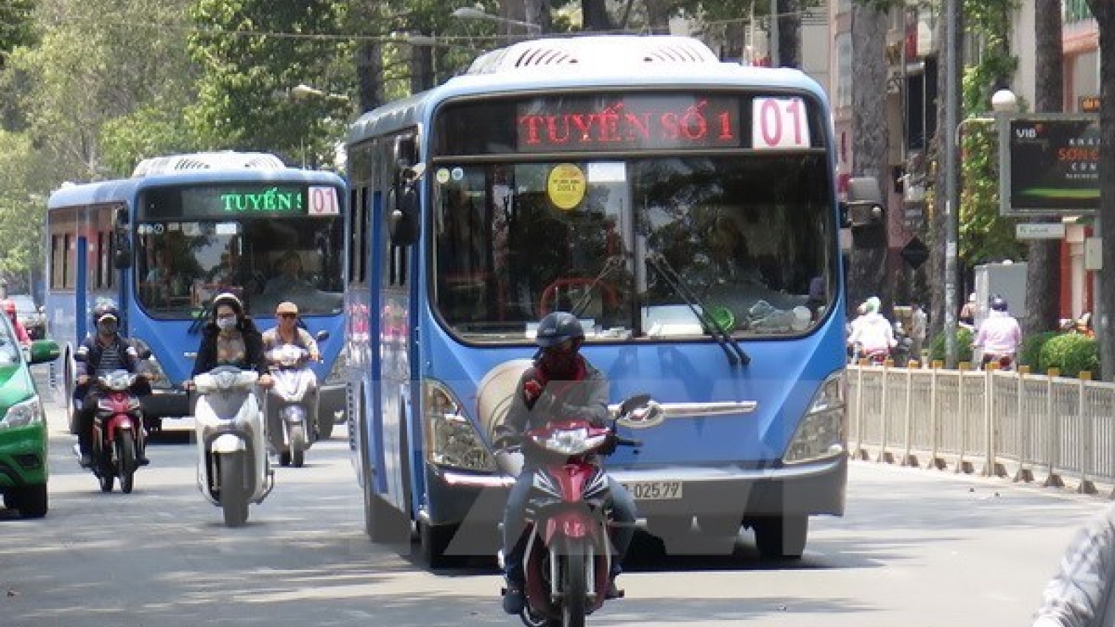 HCM City trials digital signboards at bus stops