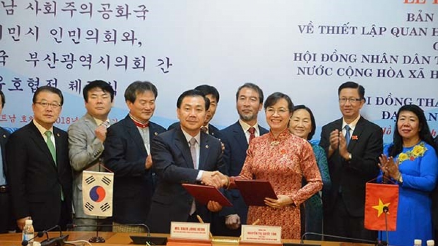 HCM City, Busan establish cooperative ties