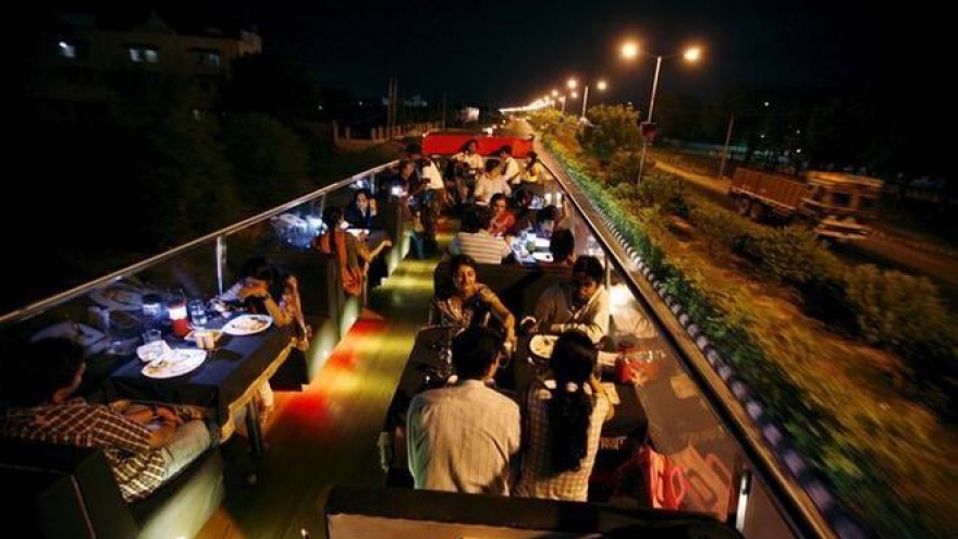 
        Double-decker tour buses to arrive in Hanoi, Danang
                              