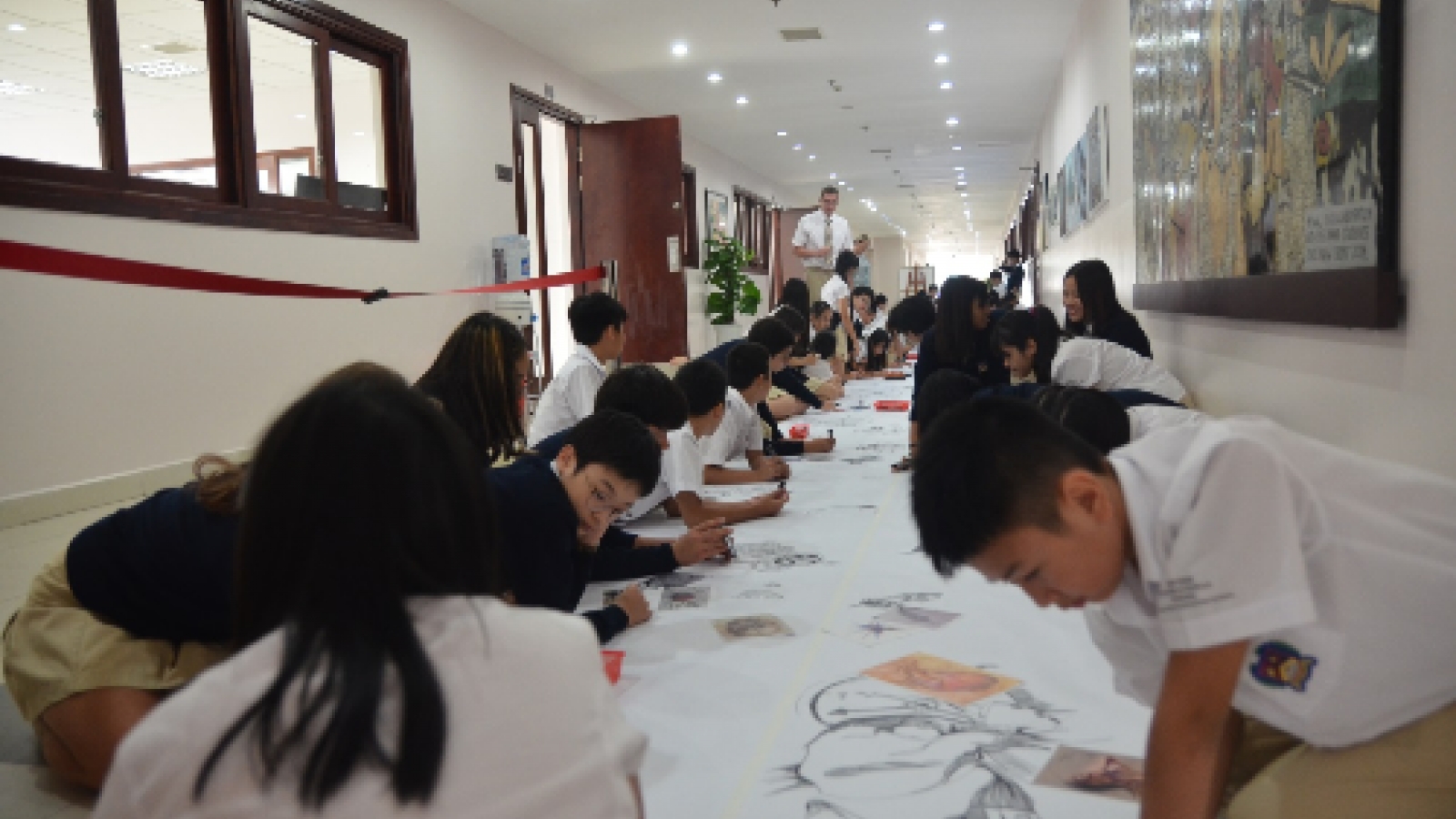 Hanoi university students join London logo competition
