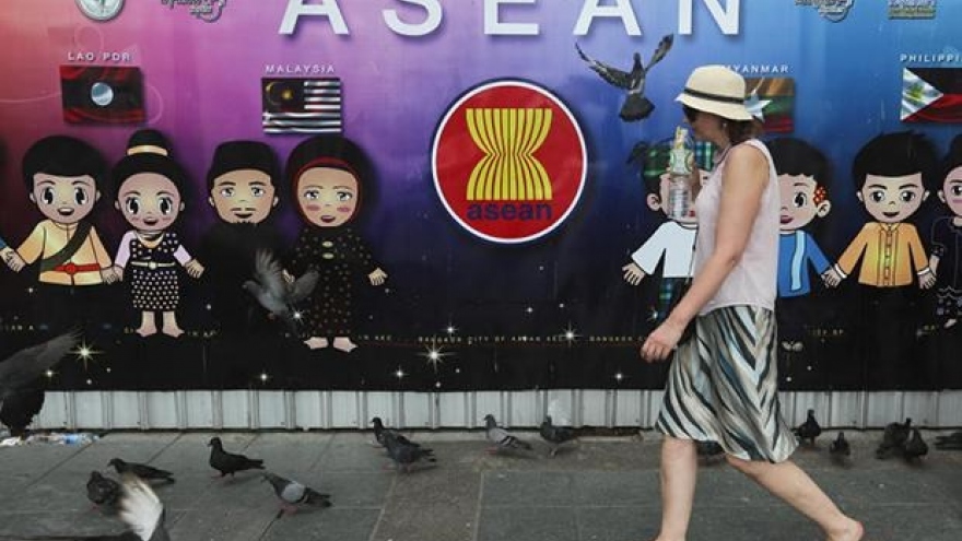 
        Thailand revises down tourism income target for 2017
                              