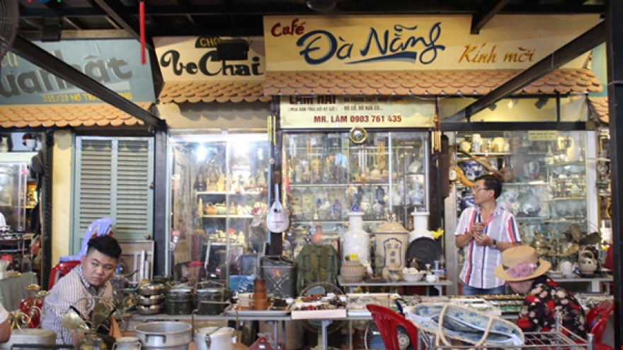 Hunting valuable antiques in HCM City coffee shop