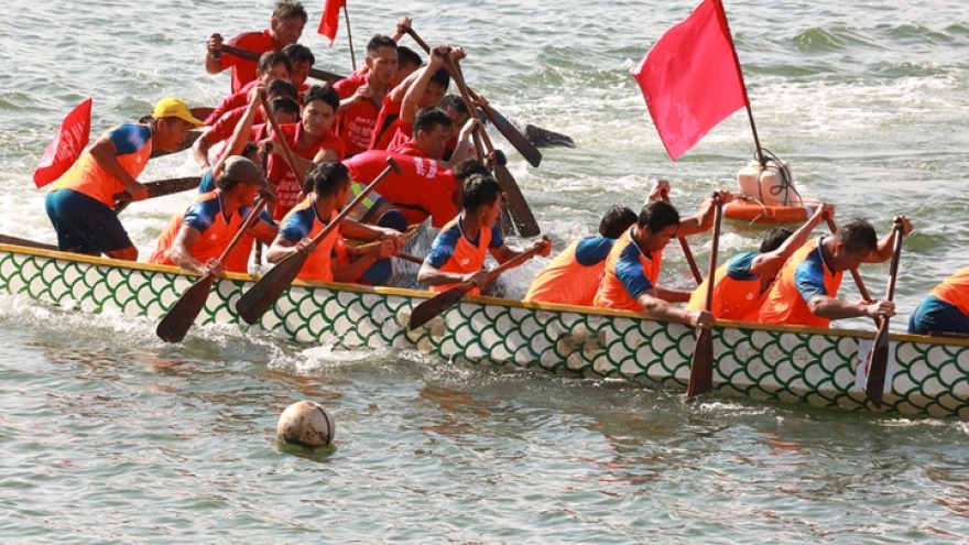 Boat race kicks off New Year in Danang