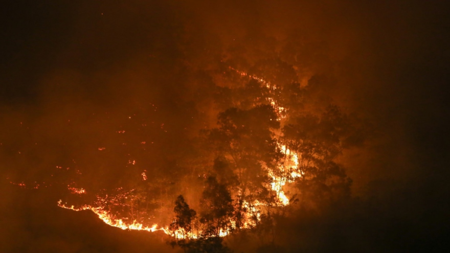 Hanoi people battle the biggest forest fire in outlying district