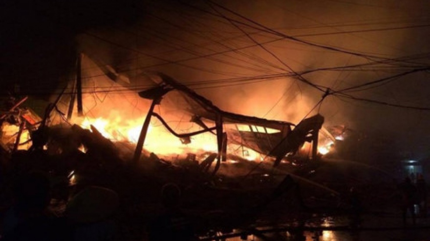 'Suspicious' fire guts longtime Hanoi grocery store