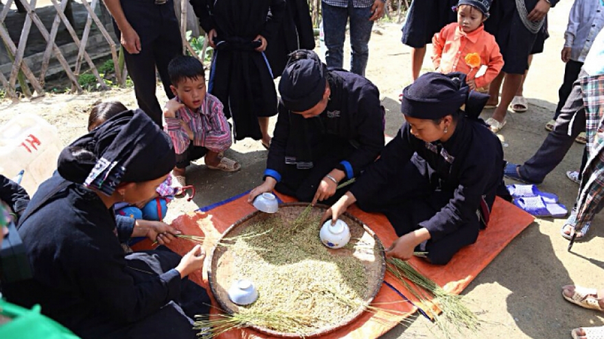 Ethnic group keeps the fires stoked for rice flakes in northern Vietnam