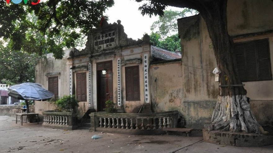 Traditional and French-style architecture in Cu Da village