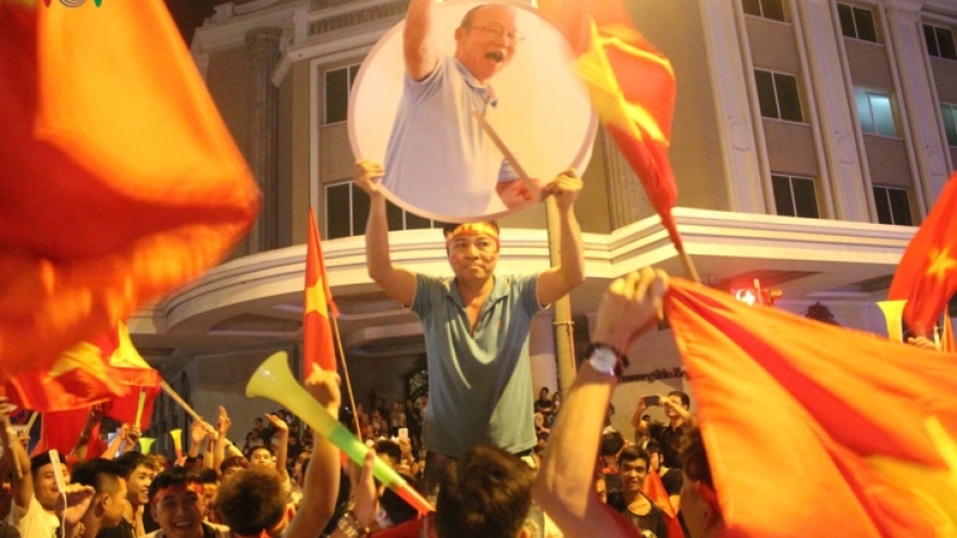 Fans enjoy sleepless night after AFF Cup victory over Malaysia