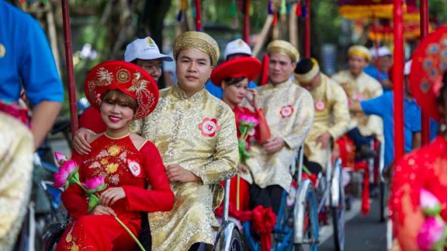 Hundreds gather for first ever mass nuptials in Hue 