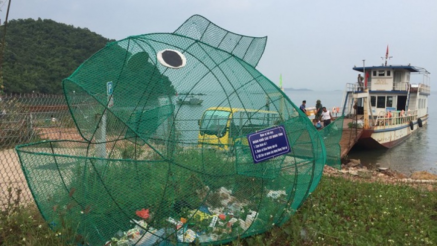 Fish-shaped bamboo dustbins help protect environment in Cai Chien island