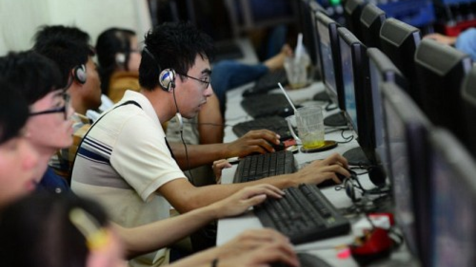 Fresh cable cut hits Vietnam’s Internet, again