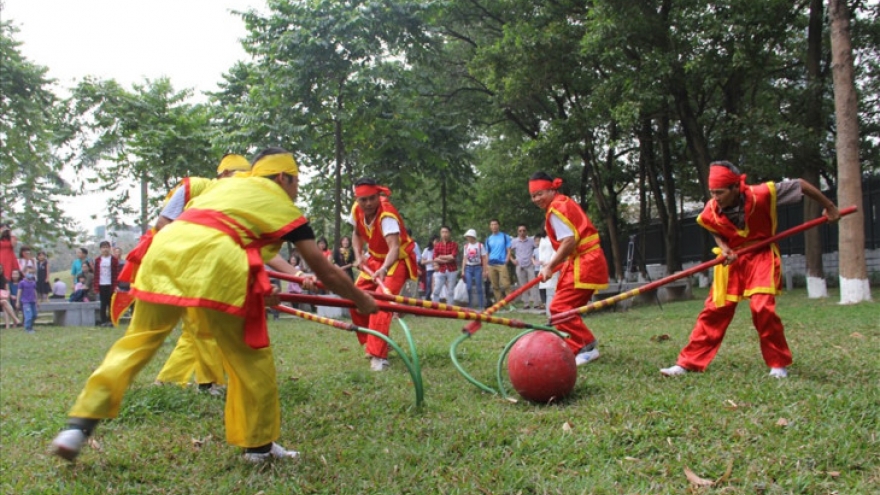 Relic sites, spring festivals attract crowds of visitors