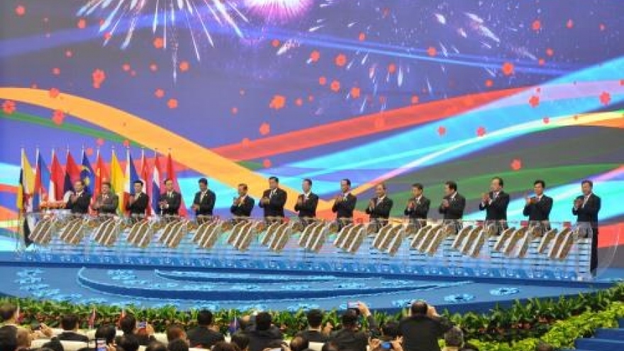 Vietnam-China relations continue positive development