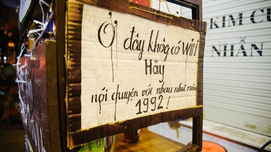 Unique cafe in Hanoi: “There is no wifi here, let's talk like in 1992!“