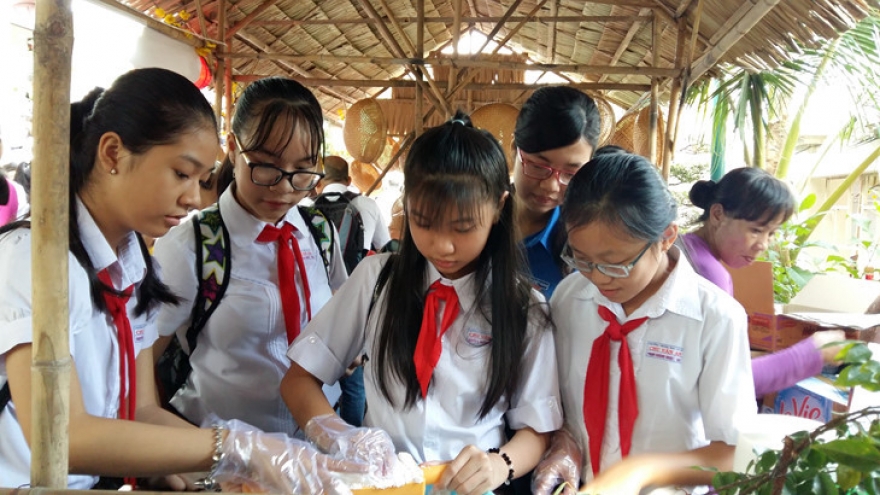 Folk cakes, from family dining table to popular tourist product