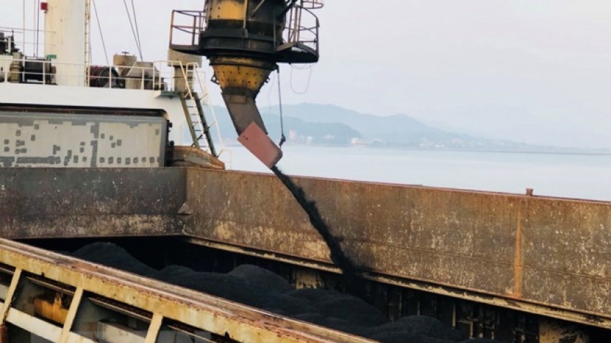 Cam Pha port handles first tonnes of coal on New Year day
