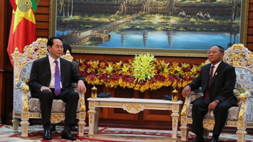 President meets Cambodian legislature, government leaders