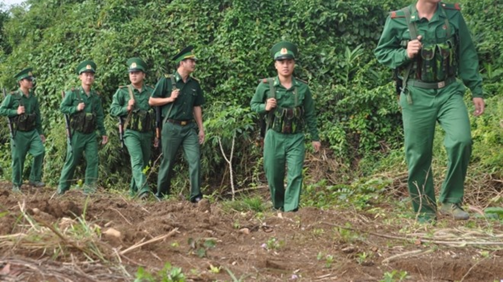 Vietnam, Cambodia border guards hold friendly exchange
