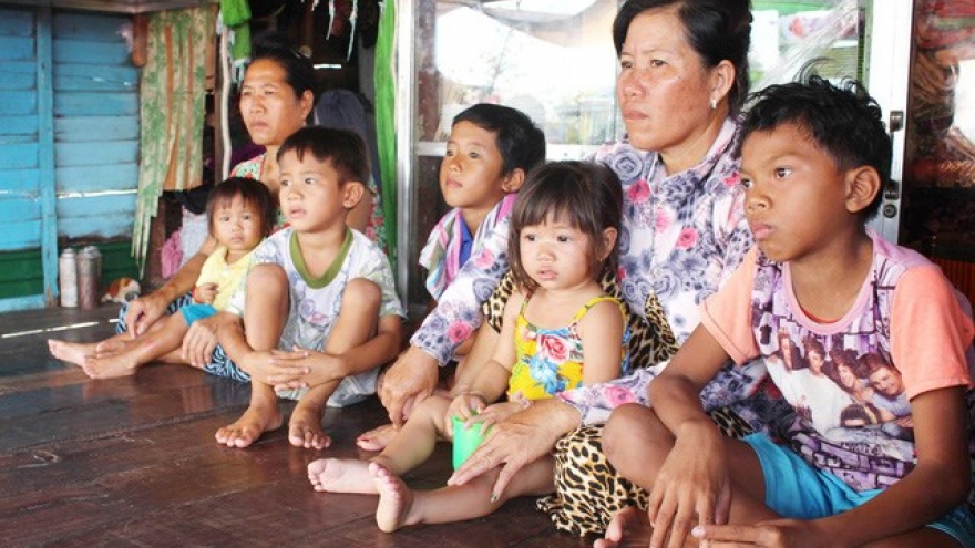 Needy Vietnamese in Cambodia receive gifts