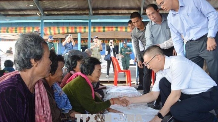PM’s gifts granted to needy Vietnamese, Cambodian families