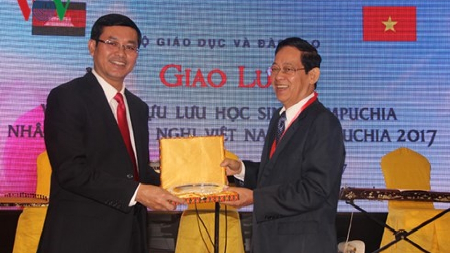 Cambodian alumni delegation visits Vietnam