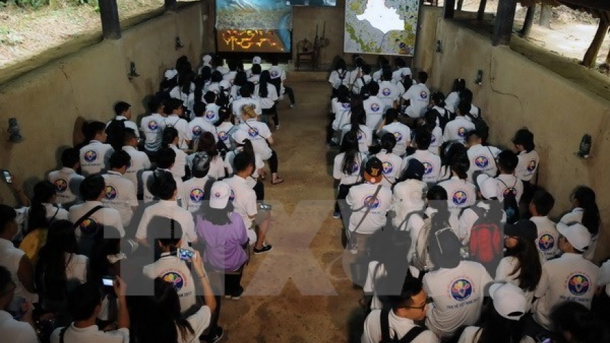 Summer camp brings young expats close to homeland