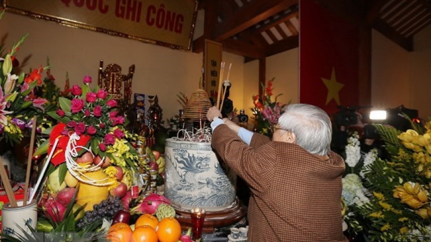 Party chief offers incense to late CPV leader Nguyen Duc Canh