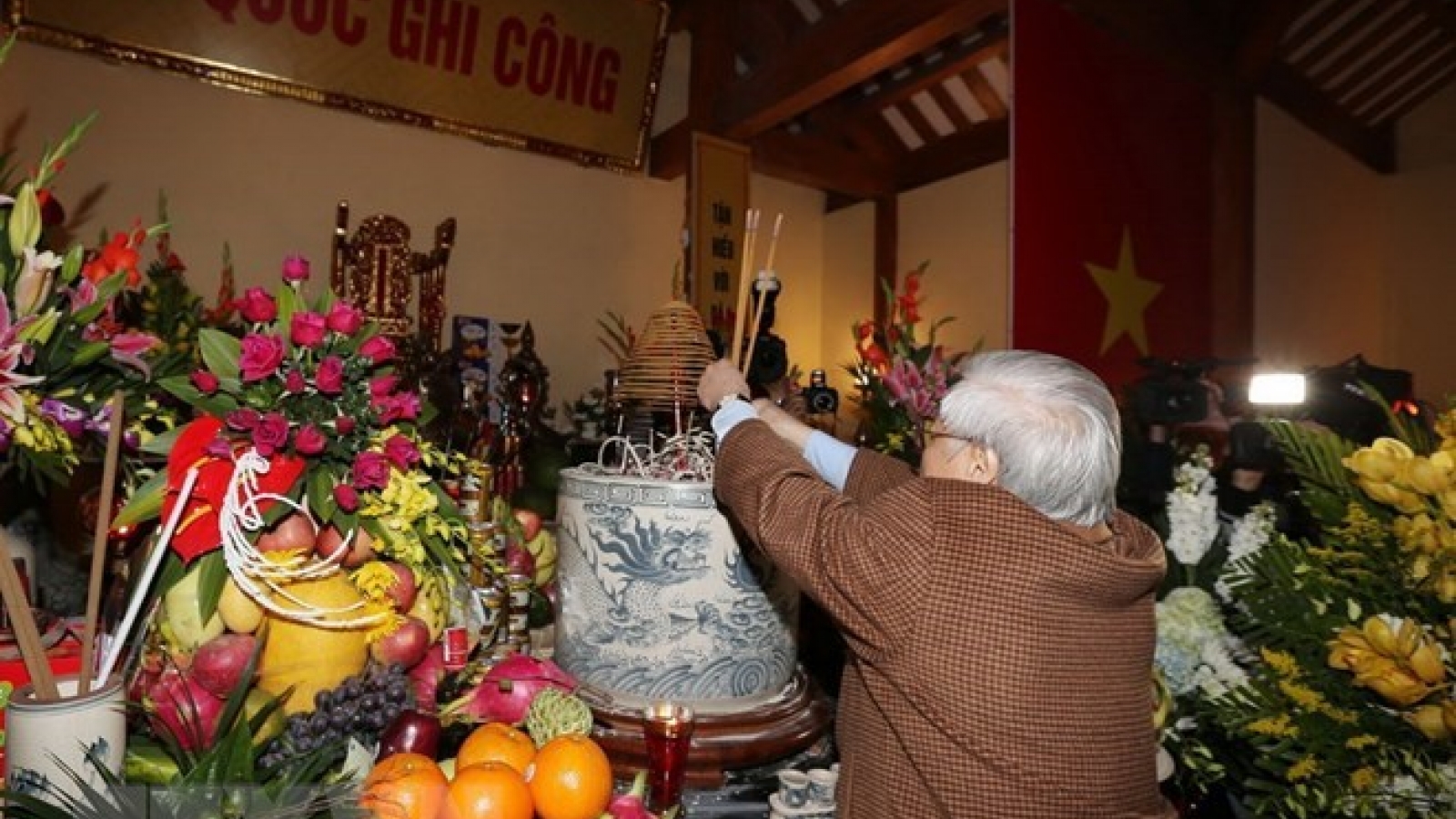 Party chief offers incense to late CPV leader Nguyen Duc Canh