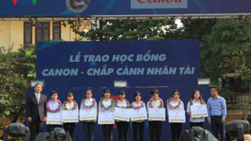 Nearly VND2.8 billion scholarships for impoverished students