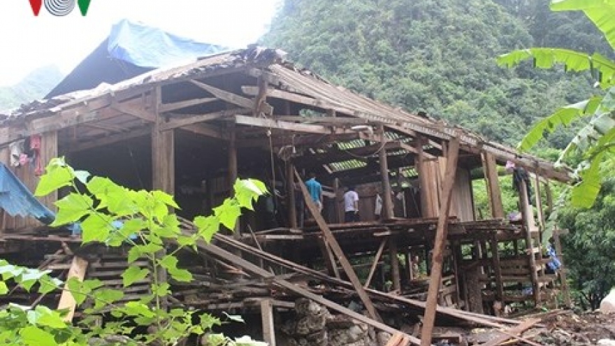 3 houses collapse in Cao Bang landslide