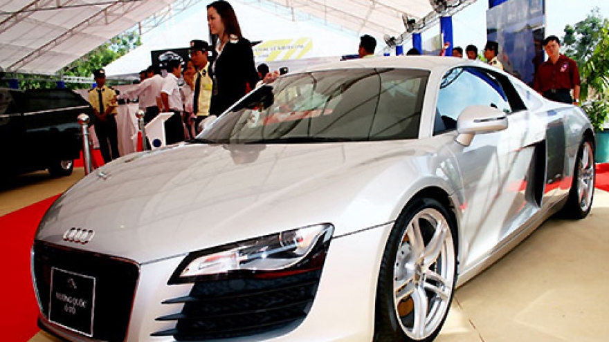 Japan presents hybrid cars to Hanoi Police